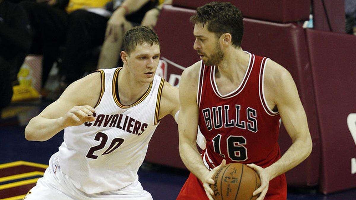 Pau Gasol trata de deshacerse de Timofey Mozgov, en el partido que ha enfrentado a los Bulls y los Cavaliers en Cleveland