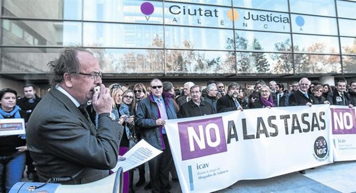 Manifestació a València contra les taxes judicials, el novembre del 2013. Manifestació a València contra les taxes judicials, el novembre del 2013.