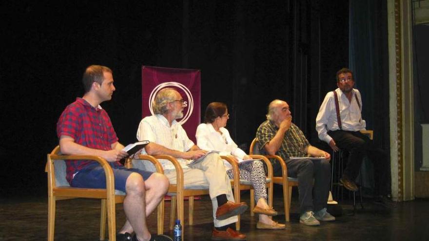 Javier Iglesias (derecha) presenta a los candidatos. Foto