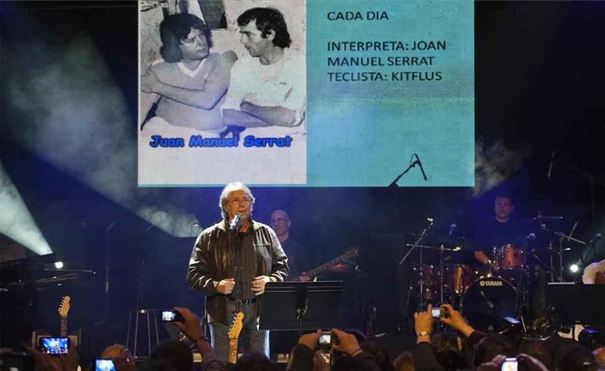 Serrat, durant la seva actuació en l’homenatge a Tony Ronald. Serrat, durant la seva actuació en l’homenatge a Tony Ronald.