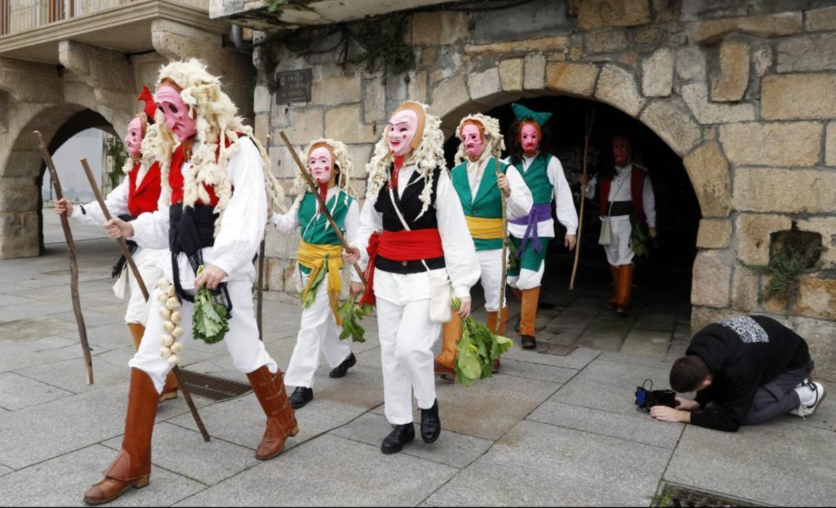 Merdeiros por el Casco Vello.