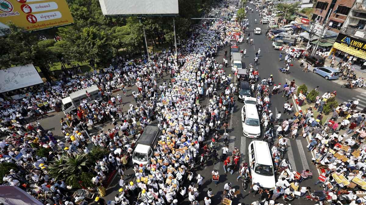 Protestes massives durant la vaga després dels primers morts a Birmània