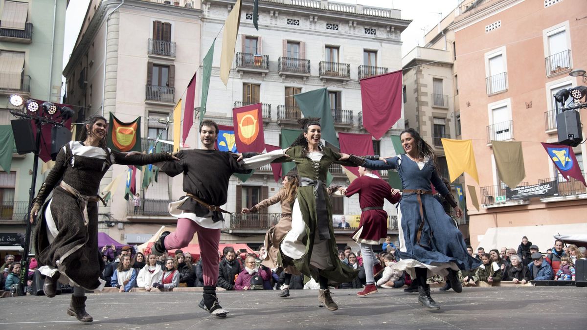 Una de les actuacions a l'escenari central de la plaça Major de Manresa