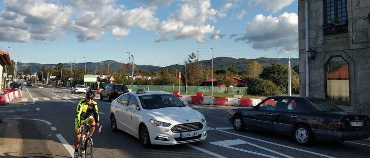 El cruce de la PO-340 con el vial a Donas, en obras desde ayer. // N.P.