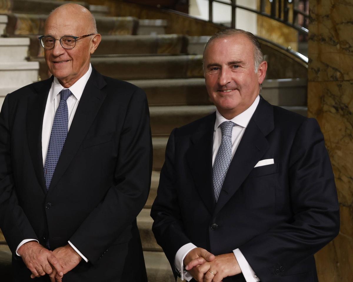 El presidente del Banco Sabadell, Josep Oliu, y el director general adjunto, Pablo Junceda, en Oviedo, en una imagen de archivo.