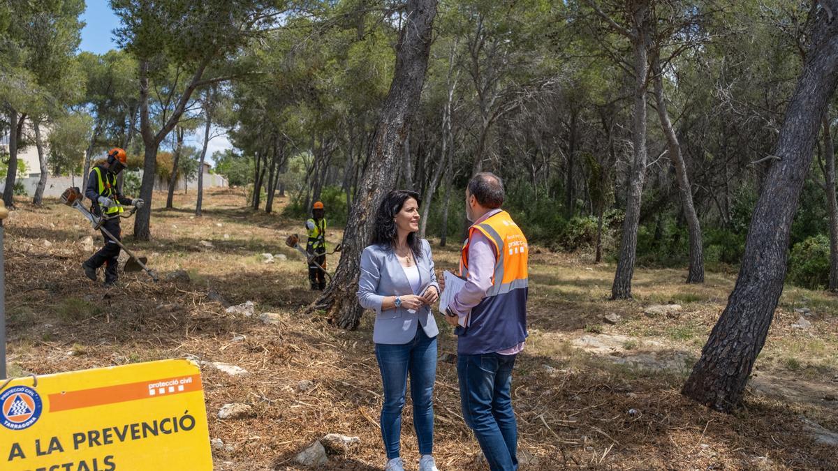 La concejal Sonia Orts y el jefe de Protecció Civil de Tarragona, Daniel Martínez, visitando los trabajos forestales.