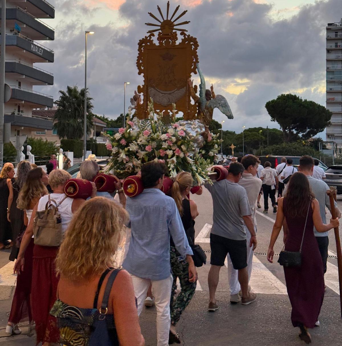 Un momento de la Pujà en Canet d'en Berenguer.