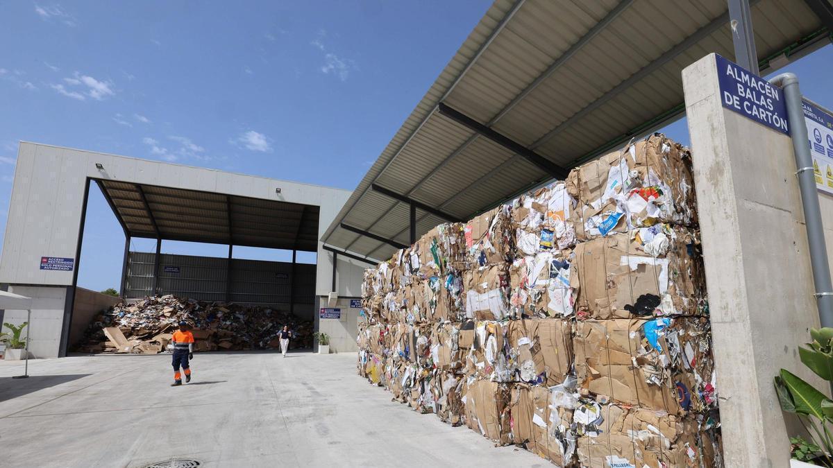 Área de almacenamiento de cartón en la estación de transferencia de residuos de es Gorg.