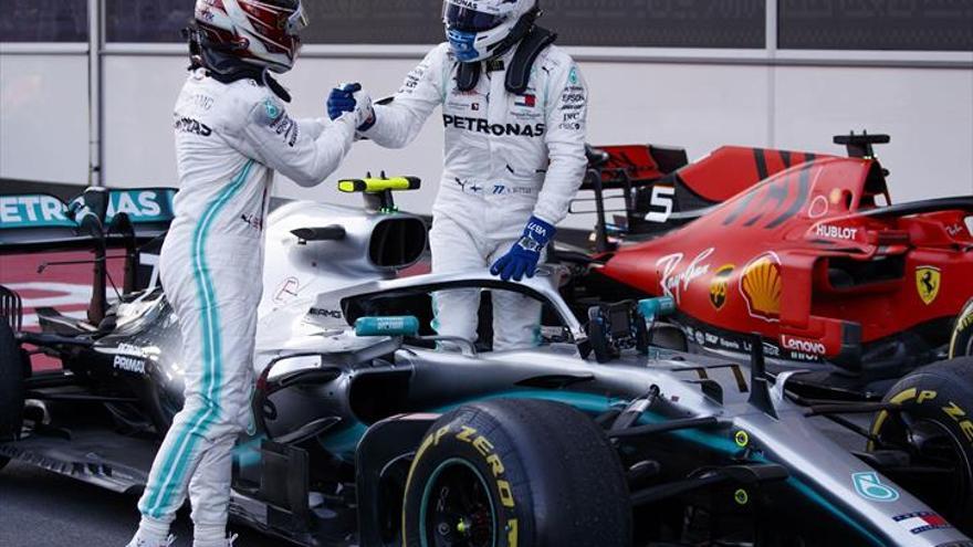 Bottas se disfraza de Hamilton en Bakú par recuperar el liderato