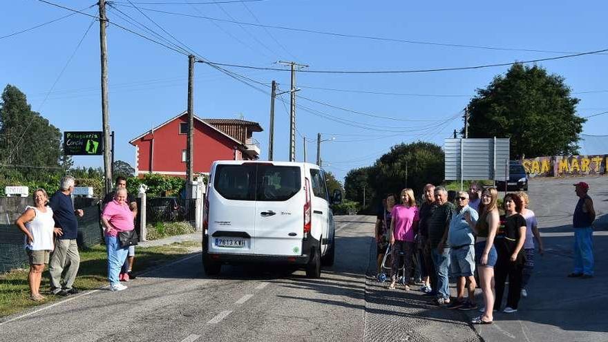 Los vecinos concentrados en la Estrada do Galleiro el lunes, cuando impidieron las obras de asfaltado. // FdV