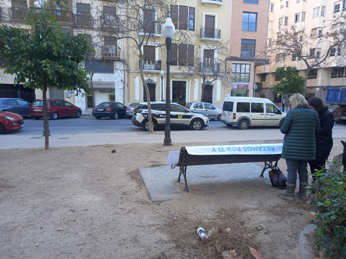 Los antiabortistas se colocan delante de la clínica Mediterránea, en un banco del parque Ribalta.