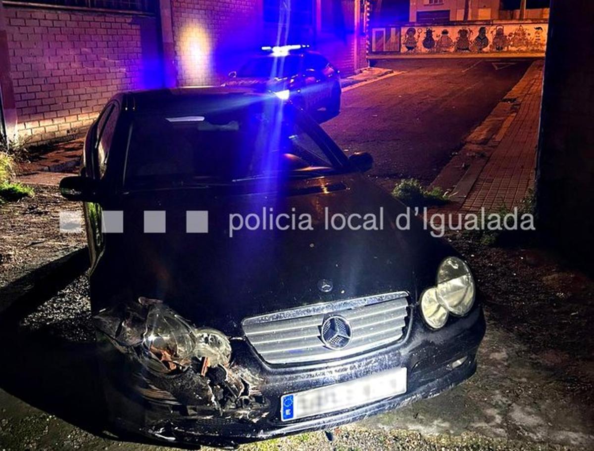 El vehicle del detingut, un cop va poder ser aturat per la Policia Loal d'Igualada