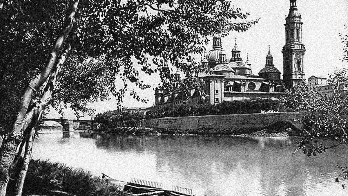 Arboleda de Macanaz, junto al embarcadero de la veterana flotilla de barcazas del Tío Toni que tradicionalmente conectaba este punto con el embarcadero de la desaparecida Puerta de San Ildefonso