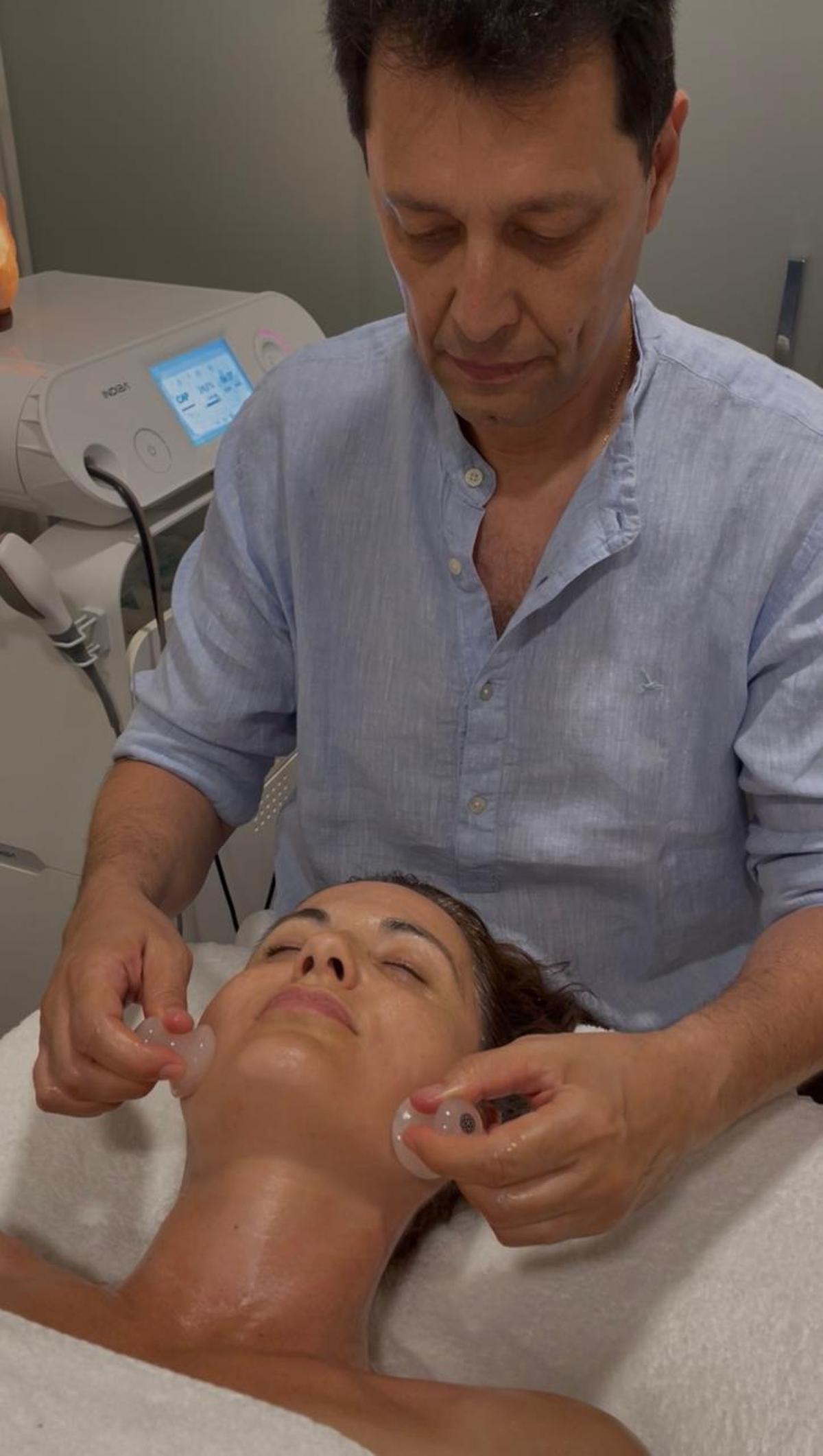 Horacio, aplicando un tratamiento en su centro de estética.
