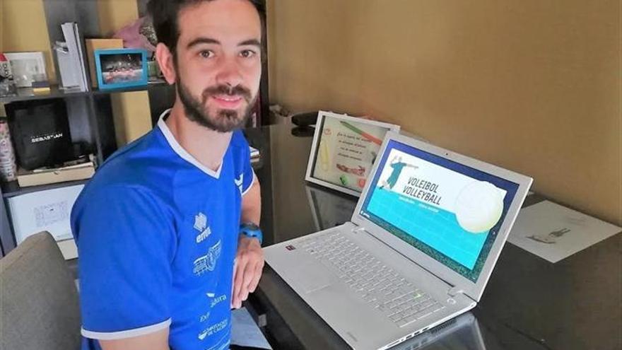 Alejandro Sánchez, del Cáceres, enseña voleibol desde el ordenador