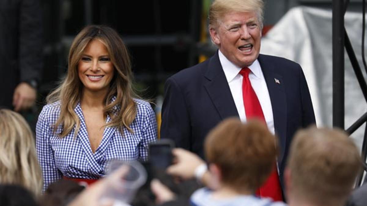 Detalle del look de Melania Trump con vestido de cuadros vichy y cinturón rojo