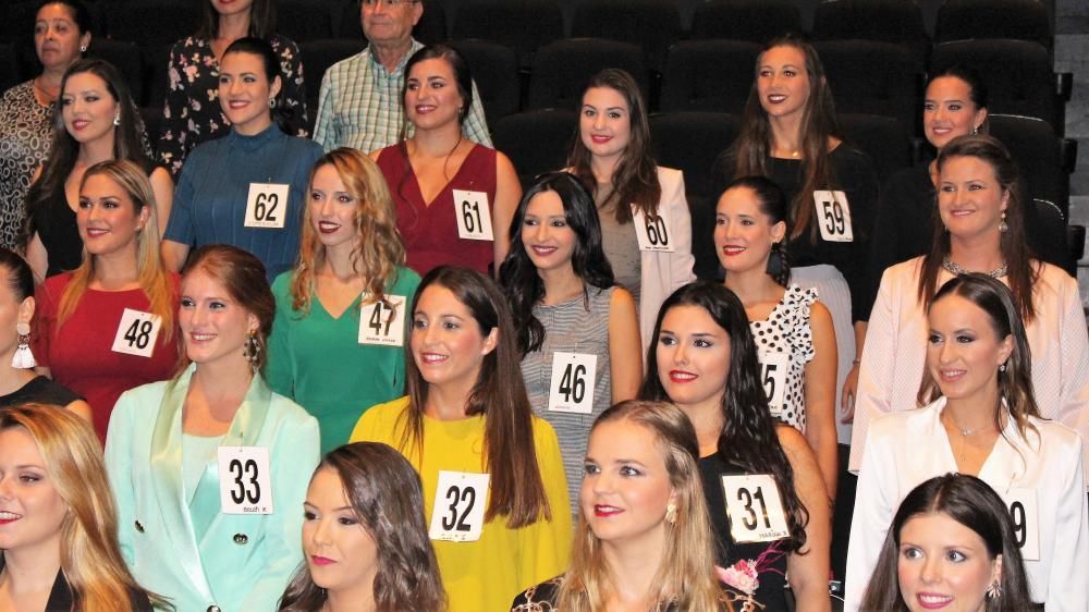 Las candidatas a fallera mayor de València visitan el concurso de teatro fallero