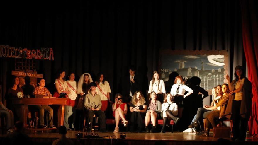 Hotel Pesadilla, un sueño cantado: alumnos del IES Aramo llevan a escena la adaptación musical de la obra de Jorge Moreno