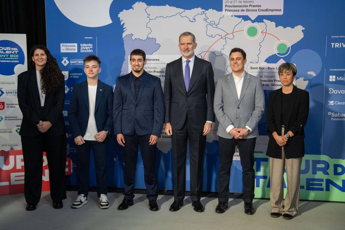 El Rey Felipe VI junto al ganador del Premio Princesa de Girona Social 2026, Hatim Azahri (a su derecha), y el resto de finalistas