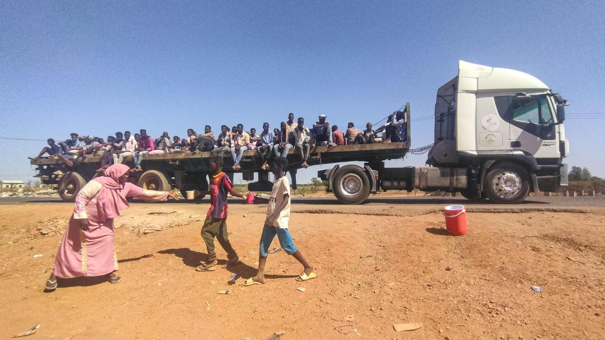 Desplazados por los combates en el remolque de un camión en Wad Madani, capital del estado Al Yazira.