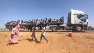 Desplazados por los combates en el remolque de un camión en Wad Madani, capital del estado Al Yazira.