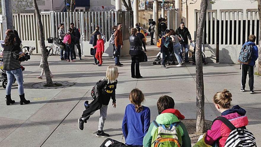 Nens sortint d&#039;una escola