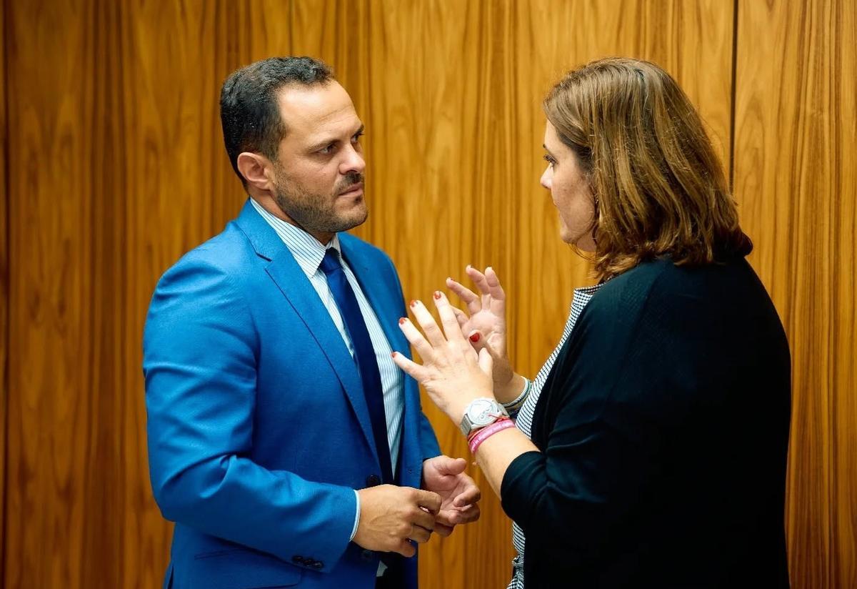 El alcalde de Arrecife, Yonathan de León, y la presidenta de la Autoridad Portuaria de Las Plamas, Beatriz Calzada, en la reunión del Consejo de Administración, este jueves en la capital grancanaria
