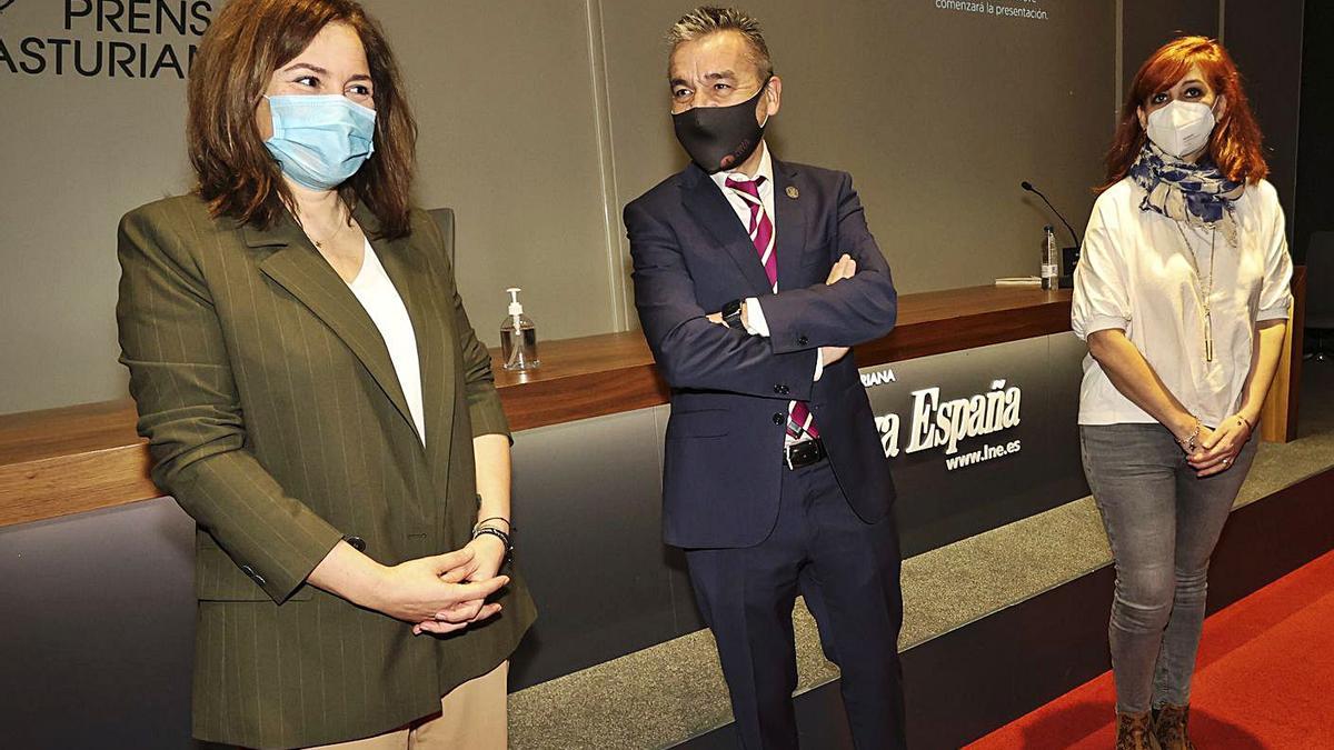 Por la izquierda, Begoña López, César Suárez y Luisa Villegas, en el salón de actos de LA NUEVA ESPAÑA, en Oviedo, antes de la presentación de Quesos Asturianos. | Irma Collín