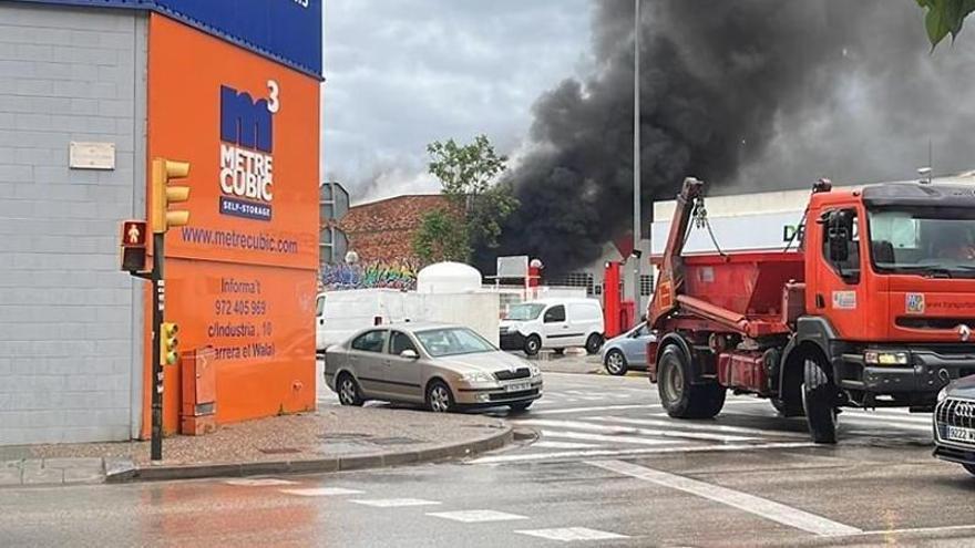 Cremen tres vehicles a un taller mecànic de Girona