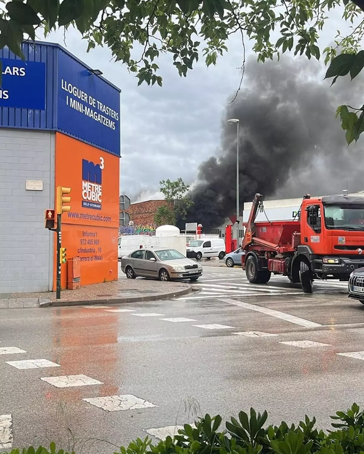Cremen tres vehicles a l'interior d'un taller mecànic de Girona