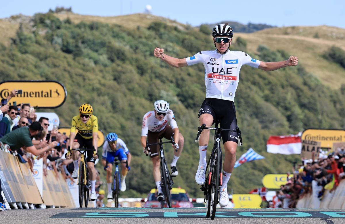 Le Markstein Fellering (France), 22/07/2023.- Slovenian rider Tadej Pogacar of team UAE Team Emirates crosses the finish line to win the 20th stage of the Tour de France 2023, a 134kms from Belfort to Le Markstein Fellering, France, 22 July 2023. (Francia, Eslovenia) EFE/EPA/CHRISTOPHE PETIT TESSON