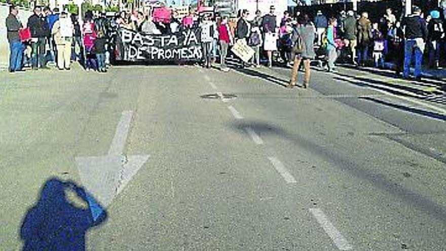 Protesta y recogida de firmas en el colegio Playas de Orihuela
