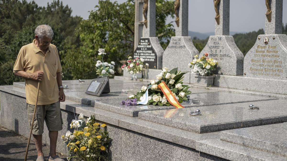 El tío materno de Miguel Ángel, junto al panteón en el que reposan el joven y sus padres.