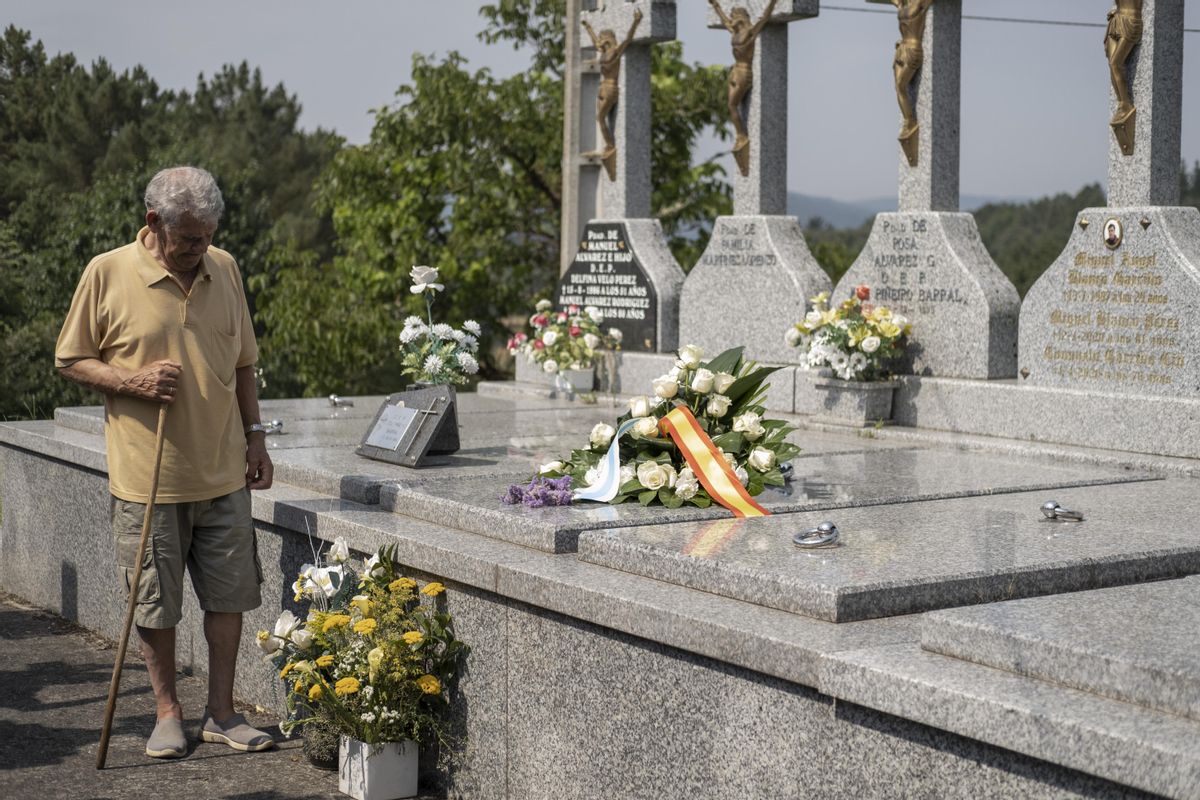 El tío materno de Miguel Ángel, junto al panteón en el que reposan el joven y sus padres.