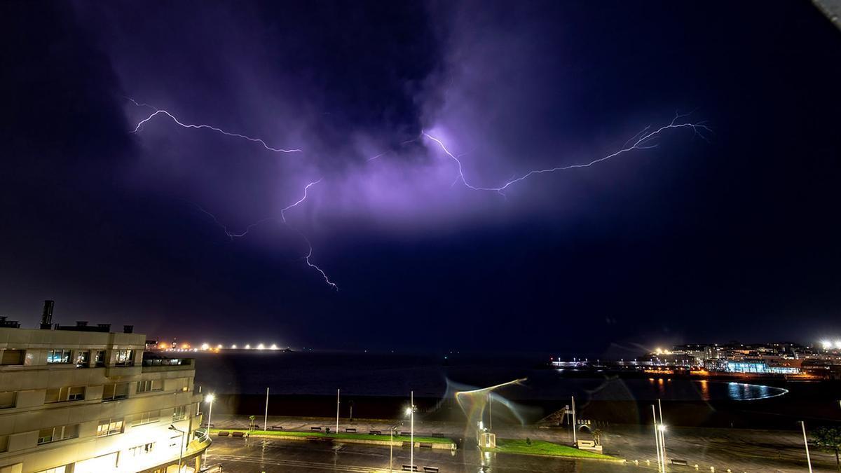 VÍDEO: Hoy caerá el gran chaparrón del verano: a partir de las dos de la tarde toda Asturias estará en alerta por fuertes chubascos y tormentas con granizo