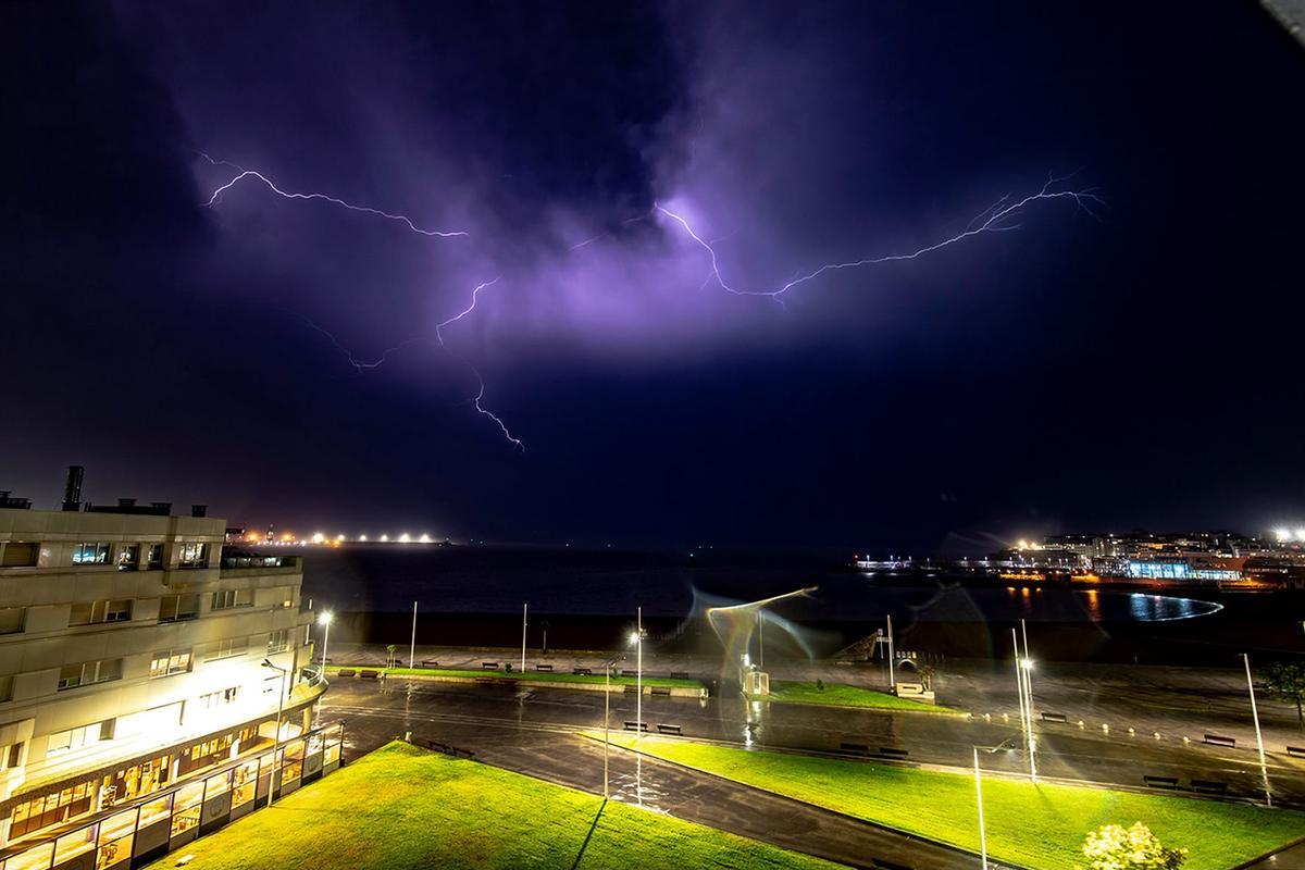 Las impresionanes imágenes de la tormenta eléctrica en Poniente, Gijón