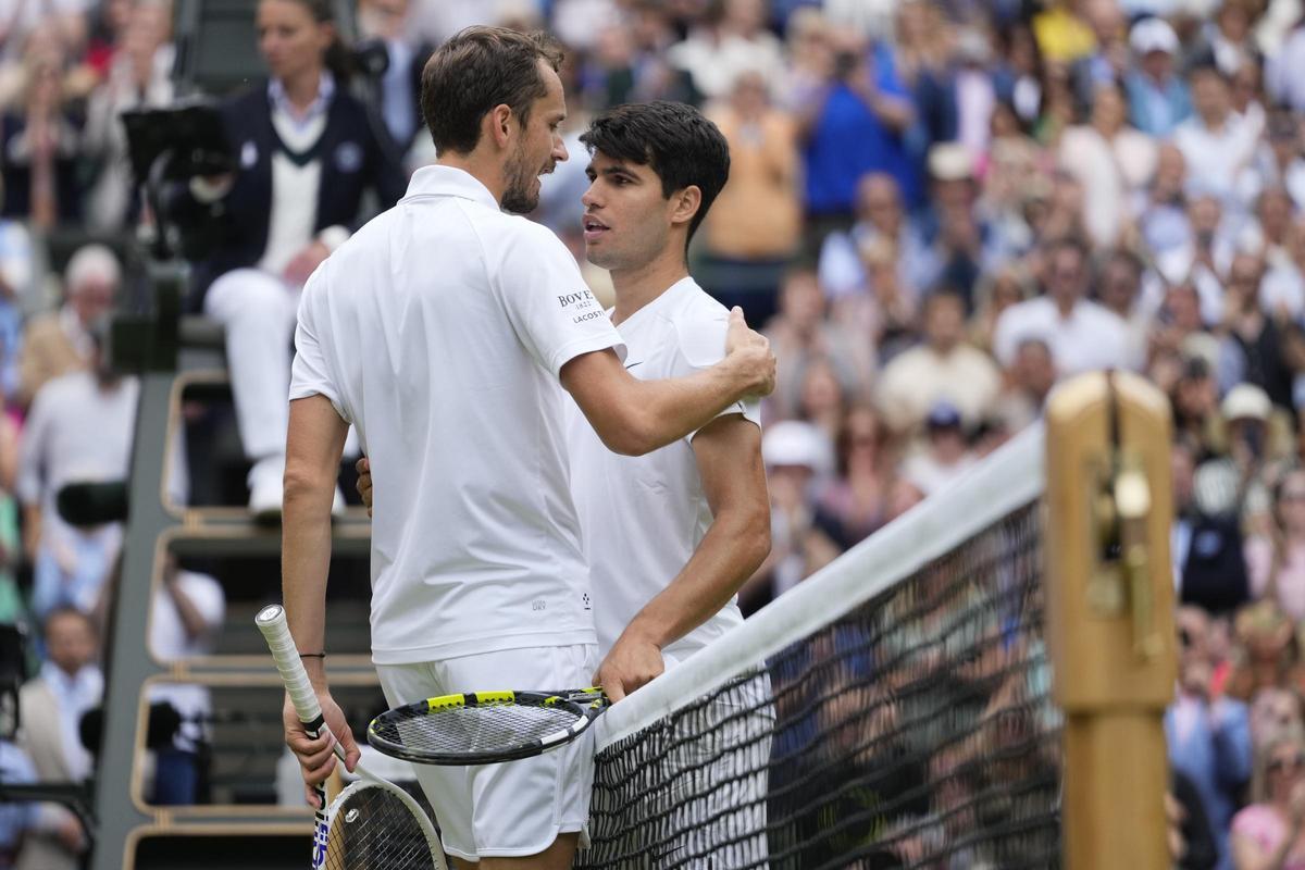 Carlos Alcaraz y Daniil Medvedev se saludan después de su partido en semifinales de Wimbledon