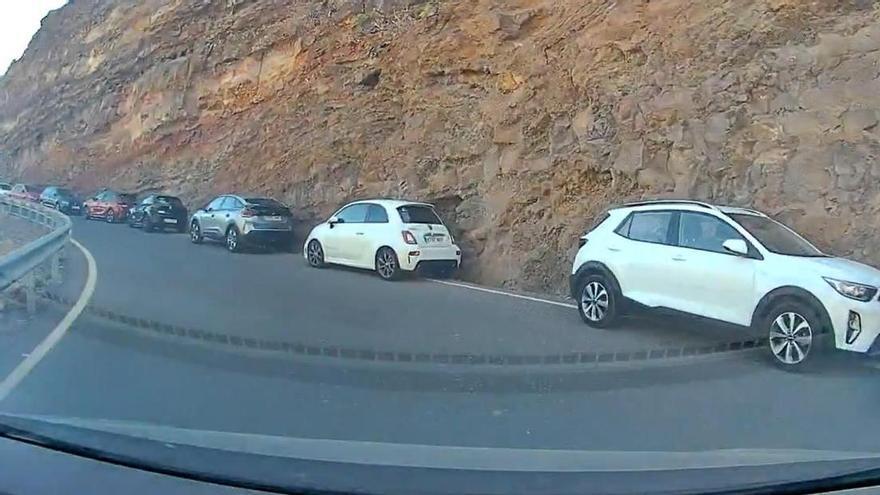Denuncian coches bloqueando la carretera junto al Barranco de las Vacas