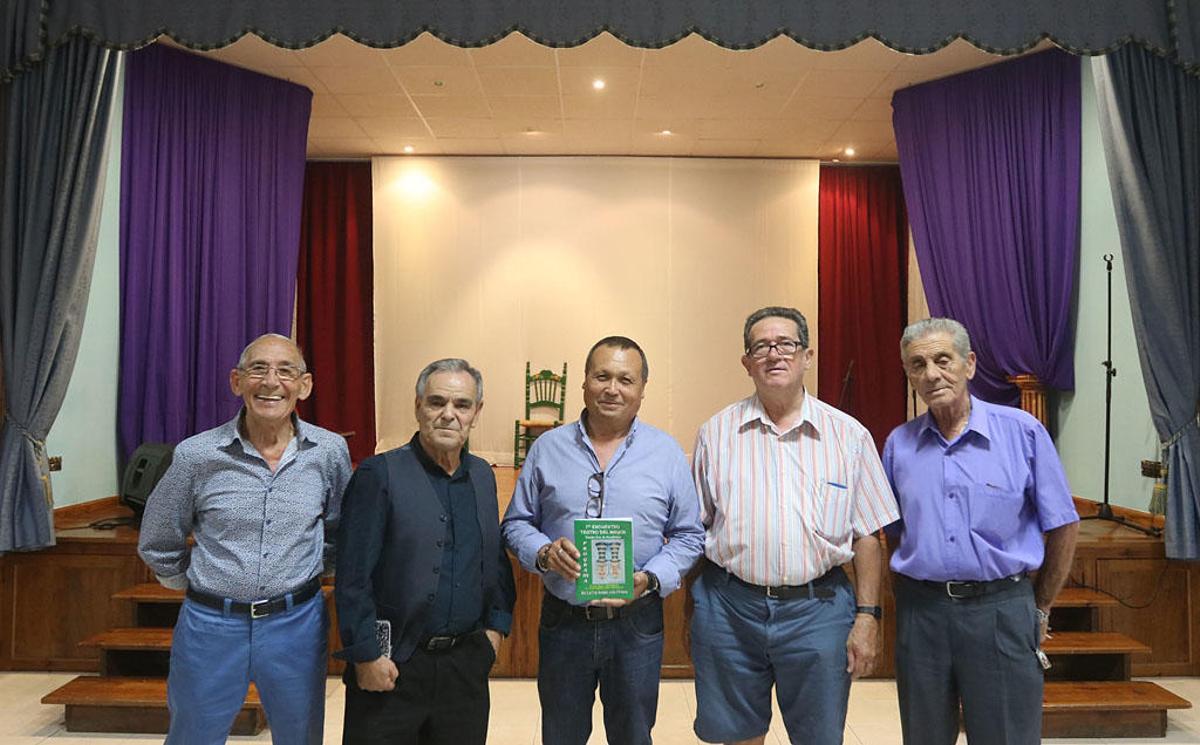 Antonio Quero, con actores y responsables de la Casa Álora Gibralfaro, en el escenario de la entidad, la pasada semana.
