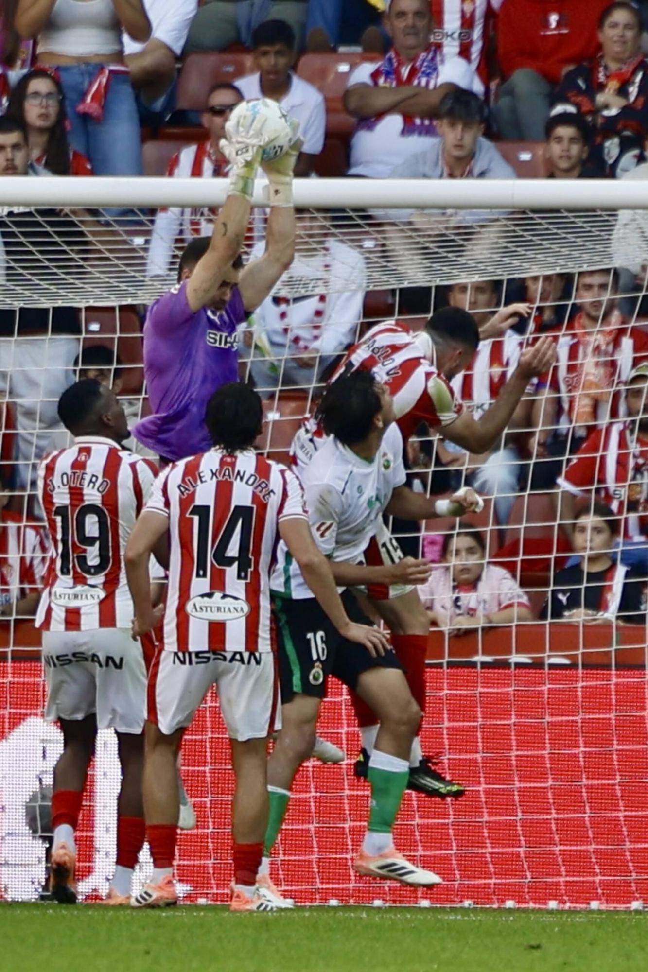 EN IMÁGENES: El partido del Sporting- Racing de Santander en El Molinón