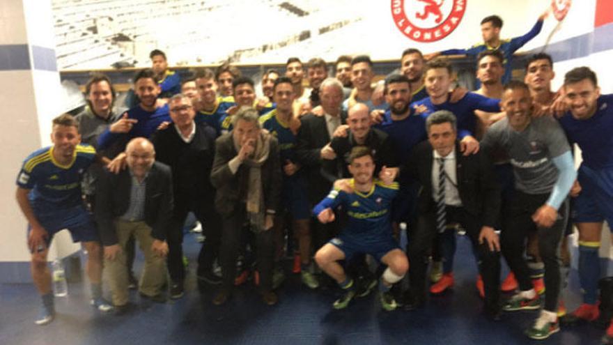 Los jugadores del Celta B, junto a Mouriño en el vestuario. // @HKhaloua