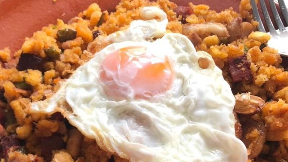 Migas extremeñas con huevo frito.