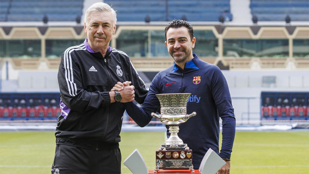 Xavi Hernández y Carlo Ancelotti posaron sonrientes junto a la Supercopa