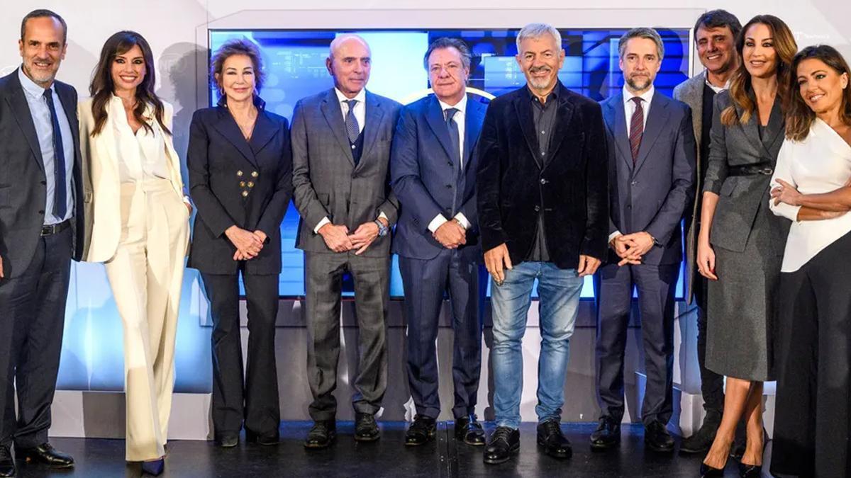 Alessandro Salem junto a los presentadores de Mediaset.