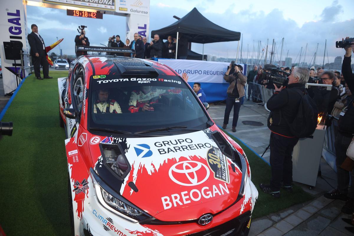 La trigésima edición del Rally de A Coruña arrancó este viernes con una presentación en O Parrote y una especial en el entorno del castillo de San Antón.