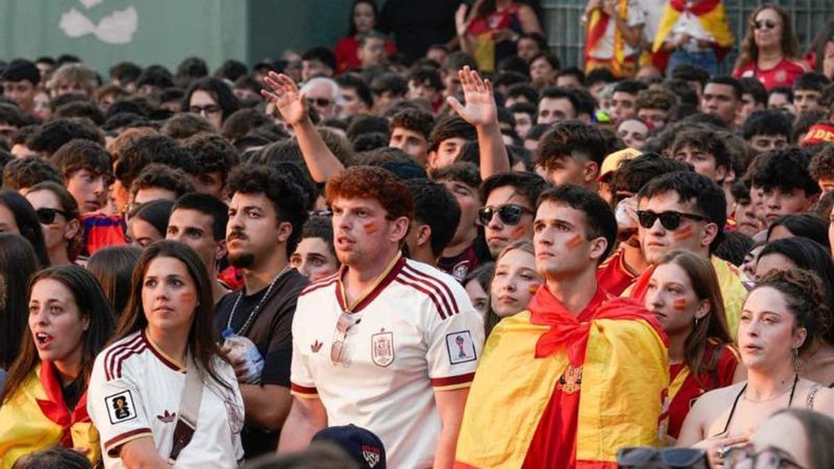 Expectación en la Alameda de Pontevedra ants del gol de Ferrán Torres
