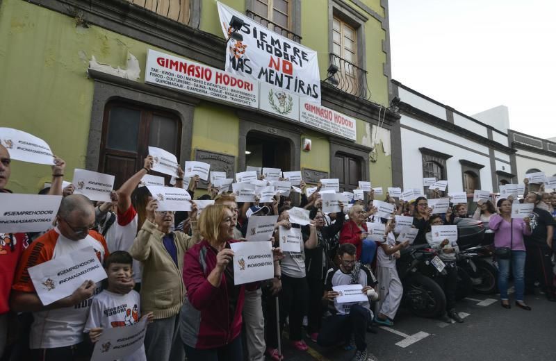 05/11/2018 ARUCAS. Protesta en apoyo al maestro de artes marciales acusado, presuntamente, de abusos sexuales a un menor. FOTO: J. PÉREZ CURBELO  | 05/11/2018 | Fotógrafo: José Pérez Curbelo