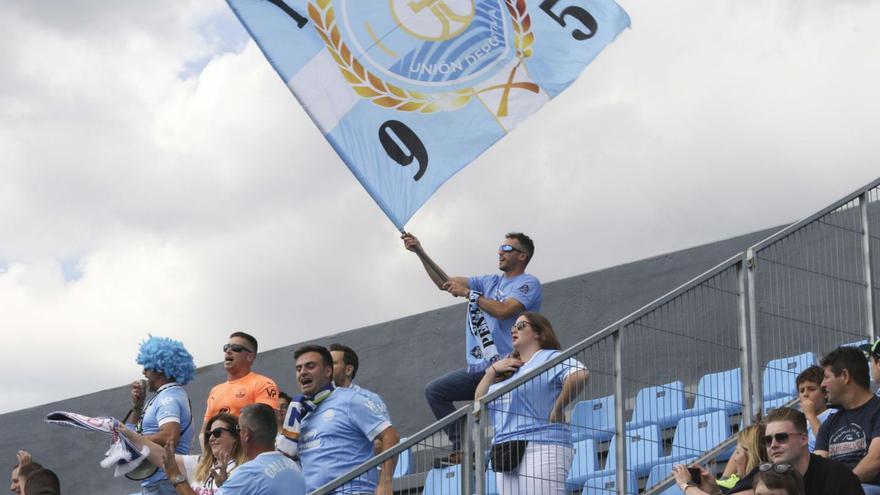 Un hincha del club celeste ondea una banderola con el escudo y los colores de la UD Ibiza.   | VICENT MARÍ