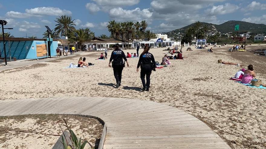 Una patrulla de Policía Local vigilando en una playa de Ibiza.