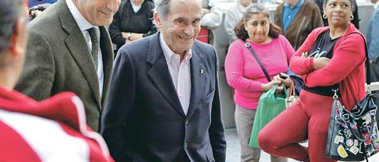 José Fernández y su abogado, Víctor Tartiere, llegan al Palacio de Justicia de Gijón.